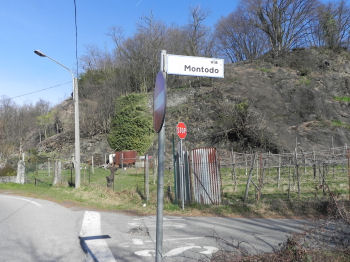 Al bivio di Via Montodo (o Via Montaldo) verso Via Tinasse e il Lago di Campagna (45168 bytes)